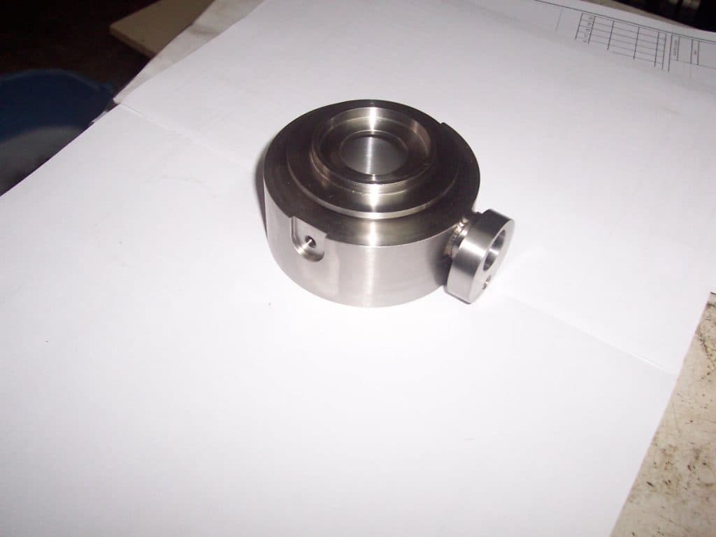 CNC işleme ile üretilmiş hassas makine parçası.