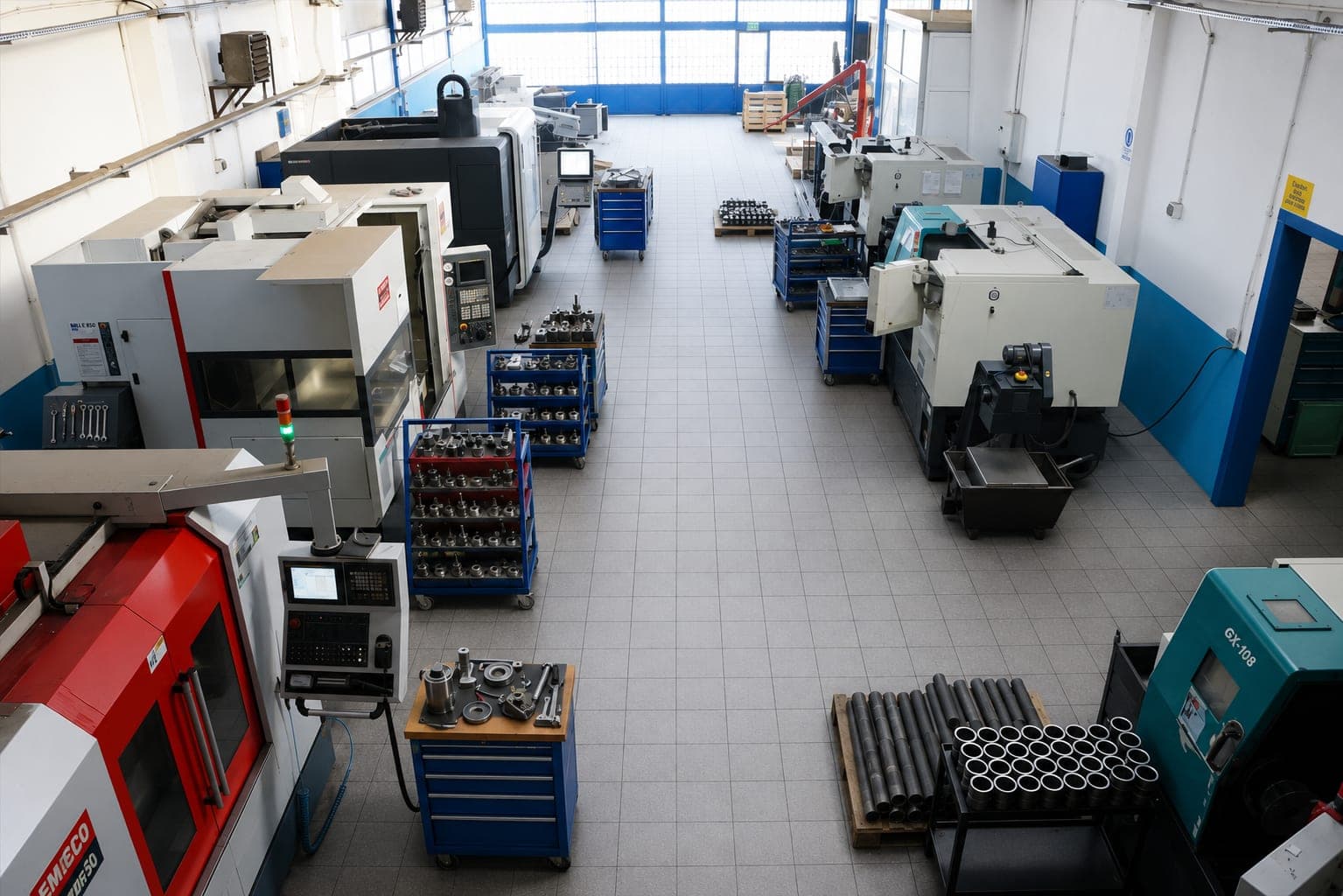CNC tezgahların konuşlandırıldığı üretim atölyesi.