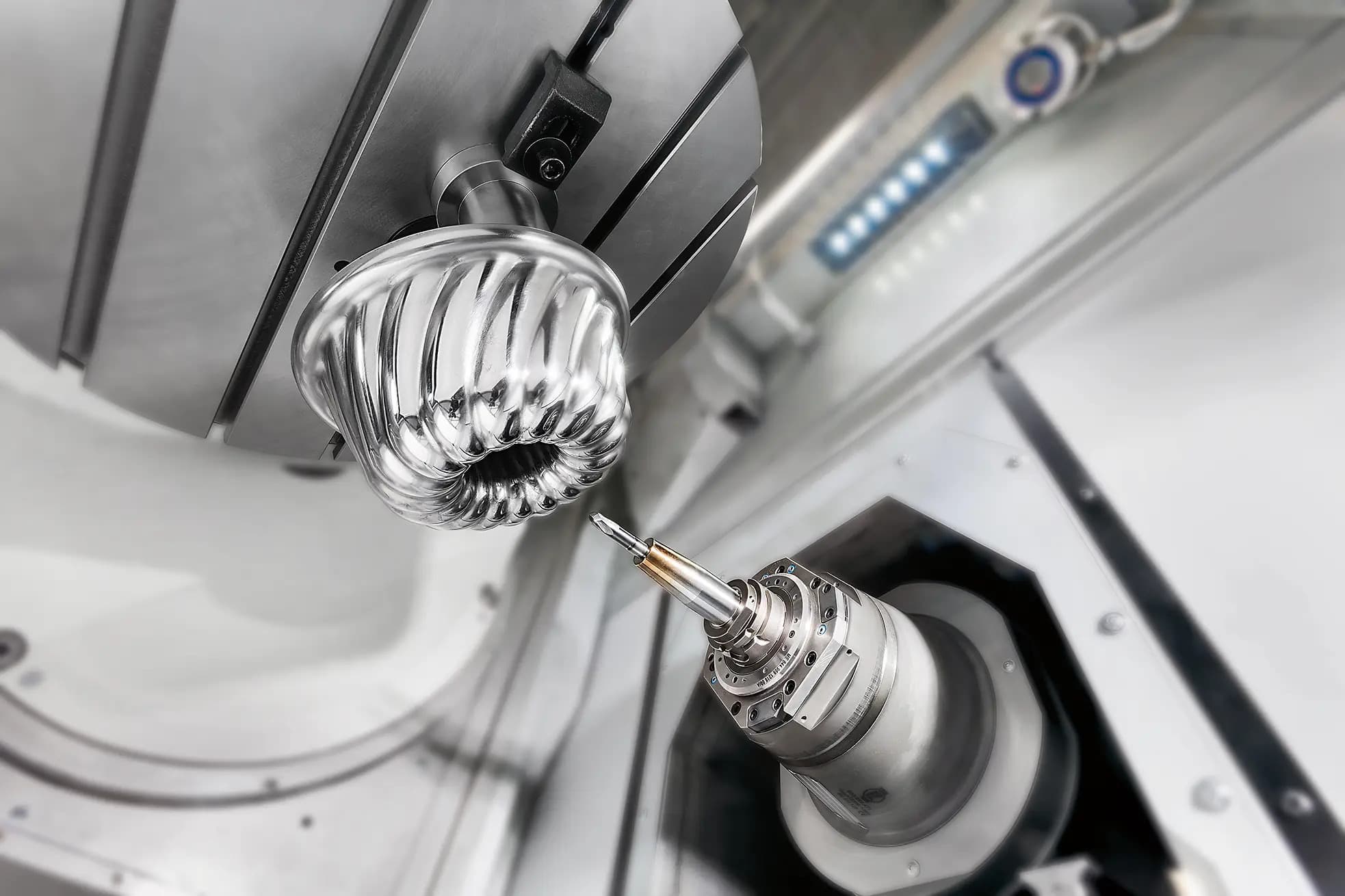 5 eksen CNC işleme merkezinde karmaşık geometrili parça üretimi.